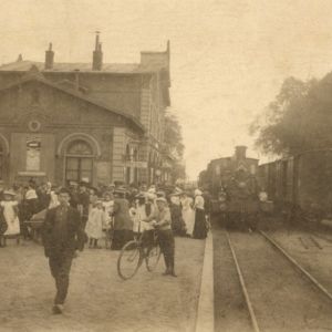 Circa 1910, ver verleden tijd.. Op het station van Kampen wacht een grote groep mensen op de aankomst van de kinderen uit de vakantiekolonie Egmond aan Zee.