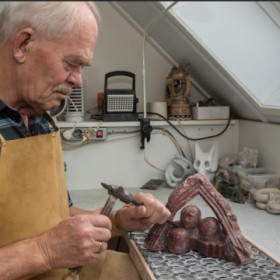 Eén van de leden van DEV heeft als hobby beeldhouden met speksteen. Fotograaf Frits Felix legde 100 leden vast met hun hobby. Eén van de leden van DEV heeft als hobby beeldhouden met speksteen. Fotograaf Frits Felix legde 100 leden vast met hun hobby.