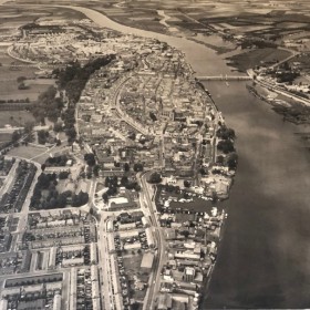 Welk jaartal hoort bij deze luchtfoto van Kampen?