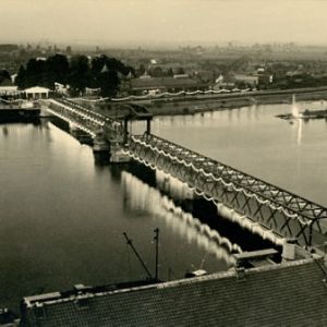 Een prachtig verlichte stadsbrug over de IJssel in 1951.