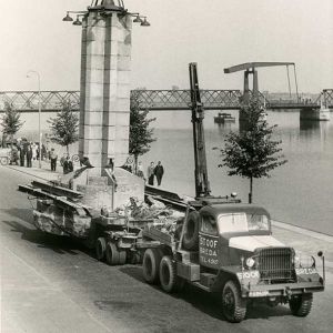Het transport van de gedenkzuil op de IJsselkade te Kampen.