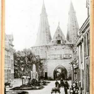 Omgeving Cellebroederspoort, de huizen links op de foto werden gebouwd in 1892. 