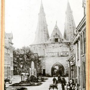 Omgeving Cellebroederspoort, de huizen links op de foto werden gebouwd in 1892.