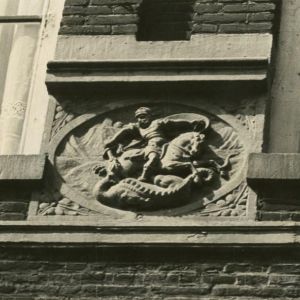 Deze gevelsteen bevindt zich aan de Boven Nieuwstraat 100: Sint Joris en de Draak.