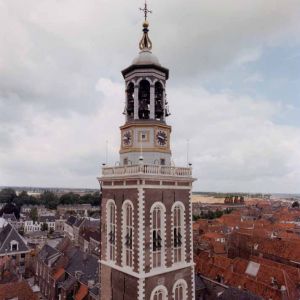 Bovenin de Nieuwe Toren werd een ‘lantaarn’ geplaatst naar ontwerp van Philips Vingboons uit Amsterdam. 