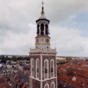 Bovenin de Nieuwe Toren werd een ‘lantaarn’ geplaatst naar ontwerp van Philips Vingboons uit Amsterdam.