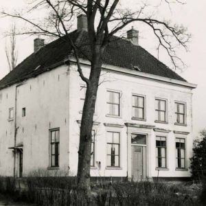 Tot 1957 stond aan het einde van de Burgemeester Van Engelenweg te IJsselmuiden een groot wit huis.