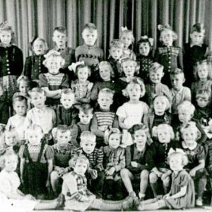 Leerlingen van de Katholieke Kleuterschool of Bewaarschool in IJsselmuiden in de leeftijdsgroep van 4 tot 6 jaar. 