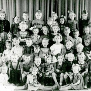 Leerlingen van de Katholieke Kleuterschool of Bewaarschool in IJsselmuiden in de leeftijdsgroep van 4 tot 6 jaar.