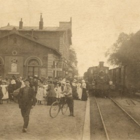 Circa 1910, ver verleden tijd.. Op het station van Kampen wacht een grote groep mensen op de aankomst van de kinderen uit de vakantiekolonie Egmond aan Zee.