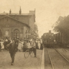 Circa 1910, ver verleden tijd.. Op het station van Kampen wacht een grote groep mensen op de aankomst van de kinderen uit de vakantiekolonie Egmond aan Zee. Circa 1910, ver verleden tijd.. Op het station van Kampen wacht een grote groep mensen op de aankomst van de kinderen uit de vakantiekolonie Egmond aan Zee.