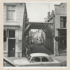 Een prachtig verlichte stadsbrug over de IJssel in 1951.