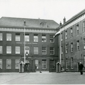 De Generaal J.B. van Heutszkazerne, gezien vanaf het Van Heutszplein