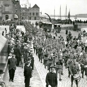 Om 10 uur werd onder commando van overste Donck een mars door de stad gehouden door leerlingen van de School.