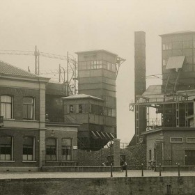 Het herenhuis links op de foto, vroeger in gebruik als kantoor en directiewoning, is tegenwoordig het enige dat nog herinnert aan de gasfabriek.