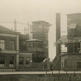 Het herenhuis links op de foto, vroeger in gebruik als kantoor en directiewoning, is tegenwoordig het enige dat nog herinnert aan de gasfabriek. Het herenhuis links op de foto, vroeger in gebruik als kantoor en directiewoning, is tegenwoordig het enige dat nog herinnert aan de gasfabriek.
