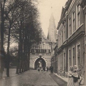 De Cellebroedersweg met de Cellebroederspoort te Kampen in 1885
