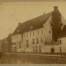 Burgerweeshuis aan de Vloeddijk 38 gezien vanaf de Burgwal bij het Bregittenplein rond 1890.