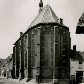 In 1596 werd dit pand gebruikt door de Waalse Kerk en in 1823 werd deze kerk aan de Broederweg Doopsgezind.