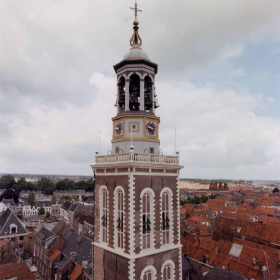 Bovenin de Nieuwe Toren werd een ‘lantaarn’ geplaatst naar ontwerp van Philips Vingboons uit Amsterdam. 