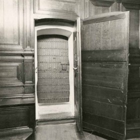 Deze deur zou, volgens overlevering, ooit eens als buit in Kampen terecht gekomen zijn, toen het roofslot de Voorst bij Zwolle in 1362 was verwoest.