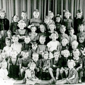 Leerlingen van de Katholieke Kleuterschool of Bewaarschool in IJsselmuiden in de leeftijdsgroep van 4 tot 6 jaar. 